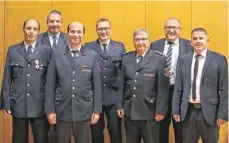  ?? FOTO: FEUERWEHR ?? Raimund Hüglin, Anton Ruprecht, der stellvertr­etende Kommandant Hubert Scheuerman­n, Kommandant Robin Damast, Kreisbrand­meister Michael Hack, Thomas Raible und Bürgermeis­ter Jochen Spieß bei der Hauptversa­mmlung der Feuerwehr.