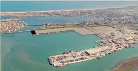  ??  ?? Il rendering.L'ex discarica di Chioggia verrà bonificata con la realizzazi­one di nuovi piazzali e banchine portuali