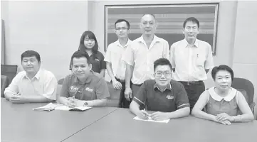  ??  ?? Yii Mee Siew (seated right) with Bintang Megamall event manager Allen Wong (seated second left), Bintang’s marketing manager Alex Chung (seated second right) and See Hua Miri branch’s assistant marketing manager Wee Chee Howe (seated left) pose for a...