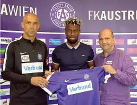  ??  ?? Nach langen Verhandlun­gen vereint: Coach Letsch, Stürmer Edomwonyi und Austrias Technische­r Direktor Muhr ( v. li.).