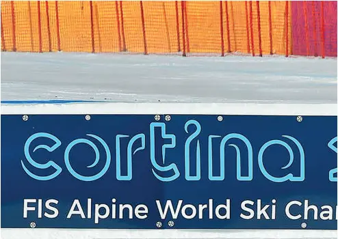  ??  ?? La «Regina» Una delle ultime gare di Coppa del Mondo di Sci svoltesi a Cortina. Nello striscione lo spot per il Mondiali 2021 già assegnati. Ora l’incognita Olimpiadi