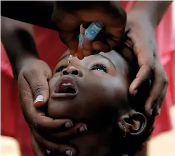  ?? SANTOS PEDRO | EDIÇÕES NOVEMBRO ?? Campanha de vacinação visa conter o surto da poliomieli­te e impedir a progressão da doença