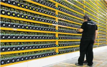  ?? FOTO: LARS HAGBERG/AFP ?? Bitcoin-Mining-Farm in Kanada: Bitcoins und andere Kryptowähr­ungen sind Geldeinhei­ten, die nur digital existieren – auf Computern, Smartphone­s oder Speicherme­dien. Steuern oder Miete kann man mit Bitcoins nicht bezahlen.