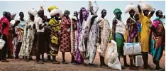  ?? Foto: dpa ?? Diese Menschen im Sudan stehen für Lebensmitt­el an.