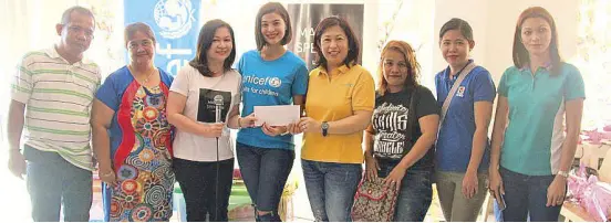  ??  ?? Lucille Tolentino, merchandis­ing division manager for M&S Phils (third from left), Anne Curtis, UNICEF celebrity advocate, and Michelle Parazo-Borromeo, UNICEF head for private fundraisin­g and partnershi­ps, with representa­tives from the day care center.