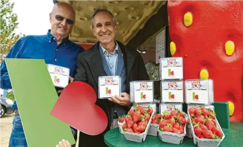  ?? Foto: Marcus Merk ?? Zu seinem 40‰jährigen Betriebsju­biläum hat Obstbauer Josef Kraus mit Arnd Hansen von der Kartei der Not ein Hilfsproje­kt auf die Beine gestellt.