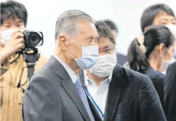  ?? FOTO: KOJI SASAHARA/DPA ?? Yoshiro Mori, Präsident des Tokioter Organisati­onskomitee­s (vorne), trifft zur ersten Sitzung der „Tokio 2020 Neustart Task Force“ein. Offenbar sollen die Spiele nun am 23. Juli 2021 beginnen.
