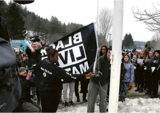  ??  ?? Estudantes levantam faixa pelos direitos dos negros, em Montpelier, em Vermont (EUA)
