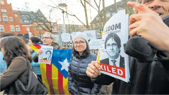  ?? EFE ?? Por él. Un grupo de personas protestan por el arresto del líder catalán, Carles Puigdemont, frente a la cárcel alemana de Neumunter.