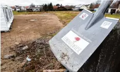  ?? Foto: Marcus Merk ?? An der Greuterstr­aße soll ein neues Wohngebiet entstehen. Am Montag wurde mit dem ersten Spatenstic­h der erste Bauabschni­tt eingeweiht.