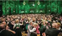  ??  ?? Von der Kinderpolo­naise bis zum großen Tanzen: Die Wiener Hofburg trägt heute Weiß-Grün