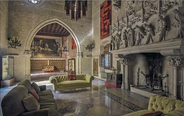  ?? PEDRO CATENA ?? Uno de los salones del castillo de Santa Florentina en Canet de Mar, donde pasearán los personajes que creó el escritor George R. R. Martin