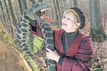  ?? RP-FOTO: HANS-JÜRGEN BAUER ?? Birgit Fritz und Schlange Anna Conda erzählen am Dienstag einige Märchen.