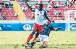  ??  ?? TRIUNFO. Haití (blanco) remontó y venció 2-1 a Bermudas en el inicio de la actividad del grupo B.