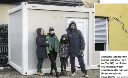  ?? BILD: SN/PRIVAT ?? Marijana und Nermin Nurkić und ihre Töchter Tea (15) und Petra (11) mit dem Wohncontai­ner, der nun vor ihrem zerstörten
Haus steht.