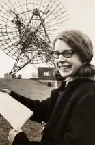  ??  ?? En 1967, la radioastró­noma Jocelyn Bell –a la derecha– captó una señal desconocid­a procedente del espacio. Resultó ser de un púlsar, el primero del que se tuvo noticia.