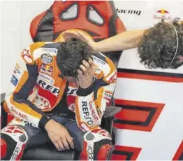  ?? Repsol Media ?? Marc Márquez rep la felicitaci­ó del seu enginyer Santi Hernández.