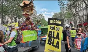  ??  ?? Plusieurs milliers de personnes ont défilé dans les rues de Paris, dimanche.