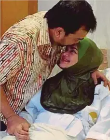  ??  ?? KHALID mencium Siti Nurhaliza yang selamat melahirkan anak perempuan di pusat perubatan di ibu kota.