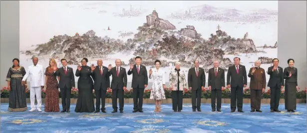  ?? WU ZHIYI / CHINA DAILY ?? President Xi Jinping and his wife, Peng Liyuan, appear with leaders and spouses from other BRICS countries and additional nations invited to the BRICS Summit in Xiamen, before the welcoming banquet on Monday.