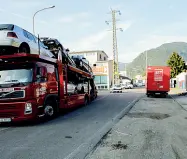  ??  ?? Curvone Il punto di via Grandi da dove in futuro partirà il raccordo di collegamen­to con via Roma