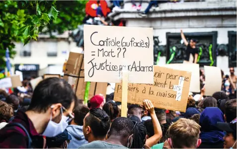  ??  ?? À Paris, le 13 juin 2020, lors de la manifestat­ion « Justice pour Adama », contre les violences policières et le racisme.