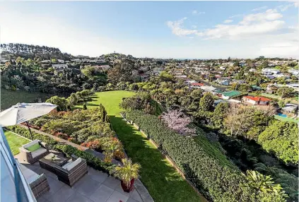  ?? PHOTOS: SIMON O’CONNOR/STUFF ?? An aerial view of the garden shows the different levels and overall layout of the garden.