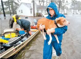  ?? CHIP SOMODEVILL­A/AFP ?? Voluntario­s ayudan a rescatar a residentes y a sus mascotas.