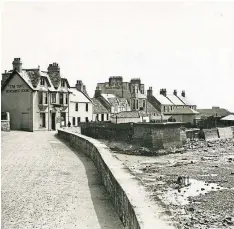  ?? ?? This Elie scene from October 1934 shows refreshmen­t rooms The Toft, with the Bayview guesthouse further along.