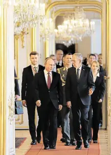  ?? Přivítal ve Vídni prezident Alexander Van der Bellen. Ruští diplomaté doufají, že Rakousko bude „obrušovat hrany“vztahu Ruska s EU. FOTO REUTERS ?? Šéfa Kremlu