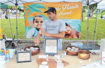  ?? FOTO: DPA ?? Michael Koenigs verkauft selbst hergestell­te Sonnencrem­e. „Die Chemikalie­n in den normalen Sonnencrem­es machen unsere Riffe kaputt“, sagt Koenigs, der mit seiner Familie oft am Strand von Hawaii ist.