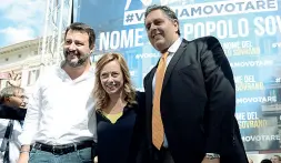  ??  ?? Salvini, Meloni e Toti ieri in piazza