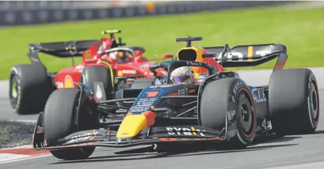  ?? // AFP ?? Verstappen taponó a Carlos Sainz en las últimas quince vueltas del Gran Premio de Canadá