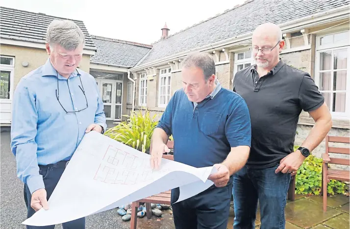  ?? ?? VISION: Friends group members Graham Matthews, Morris Tait, and Insch GP Dr Paul Davies examine the plans at the old Insch hospital. Picture by Kami Thomson.