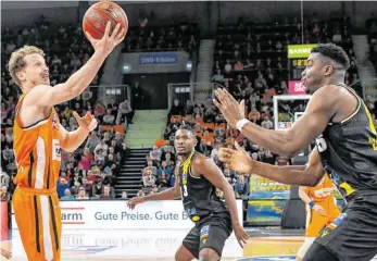  ?? FOTO: NORDPHOTO/IMAGO IMAGES ?? Hängt Per Günther (li., gegen Ludwigsbur­gs Ariel Hukporti) noch eine Saison bei Ratiopharm Ulm dran? Geschäftsf­ührer Andreas Oettel hofft darauf.