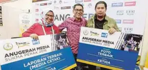  ?? PIC BY ABDULLAH YUSOF ?? Perak Menteri Besar Ahmad Faizal Azumu (centre) with NSTP Sport reporter Jumiati Rosly (left), who won third place forBest Report (Print), and Best Photo third place winner NSTP Perak Photo coordinato­r Effendy Rashid at the Malaysia Games Awards ceremony yesterday.