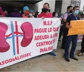  ??  ?? PROTESTA. El viernes, los trabajador­es y pacientes de Centros de Diálisis hicieron un plantón.