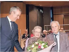  ?? FOTO: SUSANNE DIESENER/TONHALLE ?? In der Tonhalle wurden Janckes unlängst von Intendant Michael Becker für ihre Treue zum Konzerthau­s geehrt.