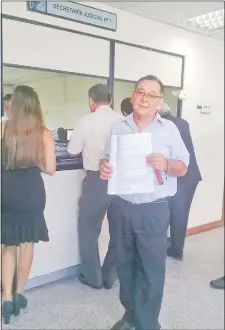  ??  ?? Daniel Vargas Téllez, ayer en tribunales, en un nuevo capítulo en su lucha por el acceso a la informació­n.