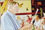  ?? Photo André Bec - Crédits ?? Paul Cousty au marché des écrivains de Naucelle, lors d’un repas en présence de Daniel Crozes.