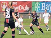  ?? FOTO: UWE MISERIUS ?? Leverkusen­s Verteidige­rin Frederike Kempe (am Ball) im Duell mit einer Freiburger­in.