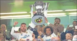  ??  ?? Larrea entregó a Ramos y Marcelo, en el Bernabéu, el trofeo de 2017.