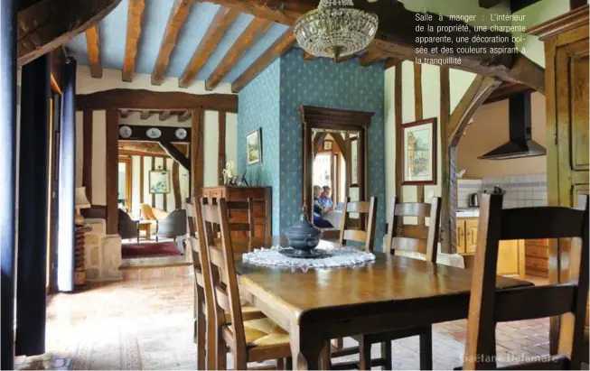  ??  ?? Salle à manger : L'intérieur de la propriété, une charpente apparente, une décoration boisée et des couleurs aspirant à la tranquilli­té