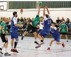  ?? FOTO: HORST KLOS ?? Marco Schuler (mit Ball) war mit sechs Toren bester Werfer der HSG Dudweiler-Fischbach, die dem TV Niederwürz­bach mit 18:27 unterlag.