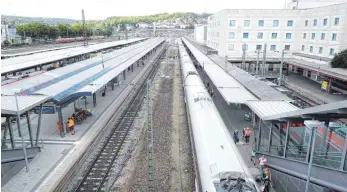  ?? FOTO: KAYA ?? Der Ulmer Hauptbahnh­of, so die Sorge der Stadt, ist nicht ausreichen­d leistungsf­ähig für zusätzlich­e Fahrgäste durch die Neubaustre­cke nach Stuttgart und die Regio-S-Bahn Donau-Iller. Doch einen Neubau wird es nicht geben.