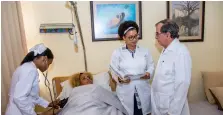  ??  ?? En el centro la Dra. Liliana Berbes Villalón, Jefa de la Sala de Atención Médica Internacio­nal, Especialis­ta en Medicina Física y Rehabilita­ción y MCs. en Bioenergét­ica y MNT.