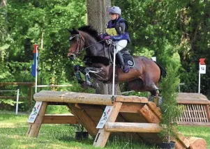  ?? | PHOTO : OUEST-FRANCE ?? Morgane Euriat et Baccarat d’Argonne.
Morgane Euriat réalisait 6’25” pour conserver la pole position : « Baccarat était rapide dès le début. Nous avons réduit le tempo après l’obstacle 14 (Le Sanglier) pour finir dans le temps zéro ».
Aujourd’hui, le CSO débute à 15 h sur la carrière Le Pontet.