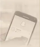  ??  ?? Photo ci-dessous :
Capture d’écran de Snapchat Discover, permettant d’accéder à du contenu proposé par des médias tels que CNN, BuzzFeed,
The Economist, le New York Times, Le Monde ou L’Équipe. Si cette fonctionna­lité de SnapChat impose aux médias...