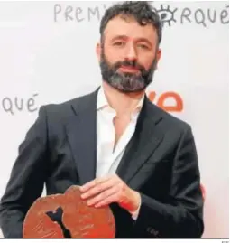  ?? EFE ?? Rodrigo Sorogoyen posa con su premio por ‘Antidistur­bios’.