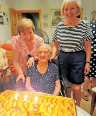  ?? // ABC ?? Dolores, con sus sobrinas María de Gracia y Marisol, celebrando en su casa de Puertollan­o su último cumpleaños el pasado 30 de junio
